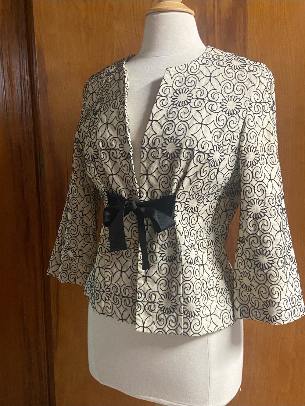 Bandolino Cream Floral Embroidered Jacket Black Tie 10 M 50’s MCM